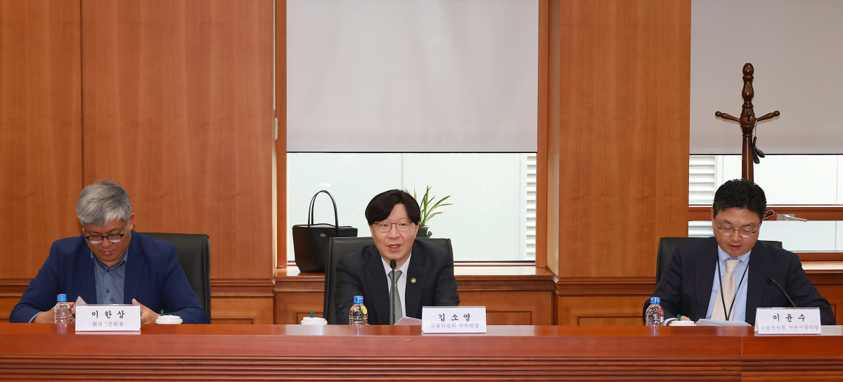 ▲금융위원회는 27일 오후 서울 여의도 금융투자협회 대회의실에서 김소영<가운데> 금융위 부위원장의 주재로 ESG 금융 추진단 제2차 회의를 개최해 해외 주요국의 ESG 공시규제, ESG 평가시장, 기후 리스크와 금융권의 대응, 배출권 시장 등에 대해 논의했다. (금융위원회)