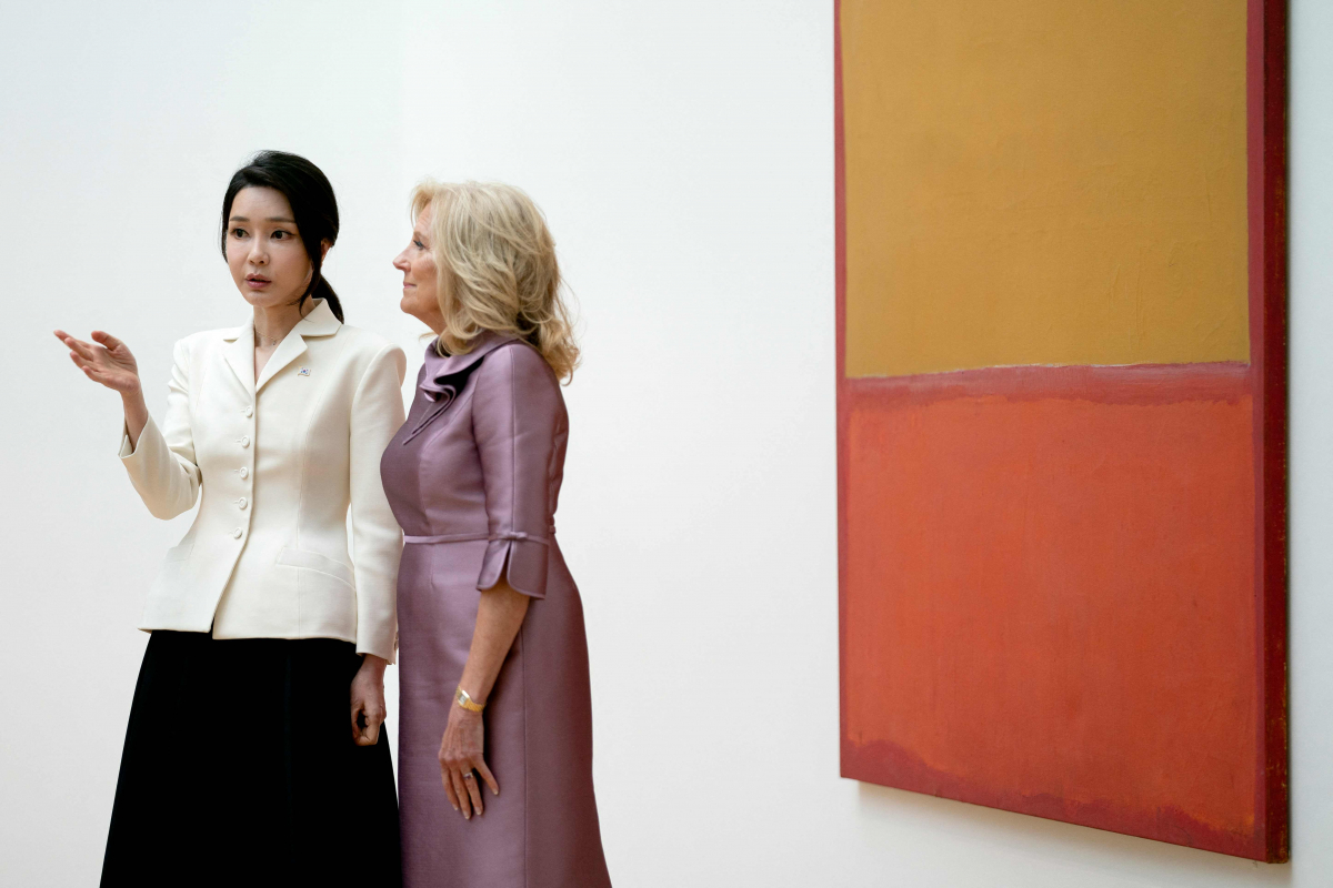 ▲미국을 국빈 방문한 윤석열 대통령의 부인 김건희 여사(왼쪽)와 조 바이든 대통령의 부인 질 바이든 여사가 26일(현지시간) 워싱턴DC의 워싱턴내셔널갤러리 내 마크 로스코 전시관을 둘러보며 담소를 나누고 있다.  (AFP/연합뉴스)