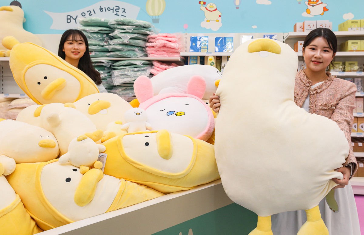 ▲27일 오전 서울 영등포구 더현대 서울 지하2층 ‘오벤져스 어드벤처 팝업스토어’에서 직원들이 상품을 소개하고 있다. (사진제공=현대백화점그룹)