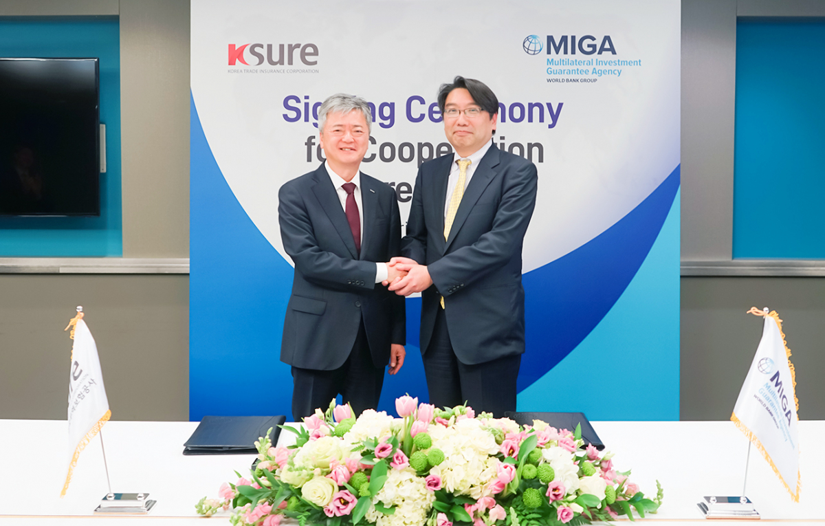 ▲이인호(왼쪽) 한국무역보험공사 사장이 26일(현지시간) 워싱턴 D.C. 세계은행 그룹 다자간 투자보증기구(MIGA) 본사에서 히로시 마타노(Hiroshi Matano) MIGA 최고경영자와 업무협약서에 서명 후 기념촬영을 하고 있다. (사진제공=한국무역보험공사)