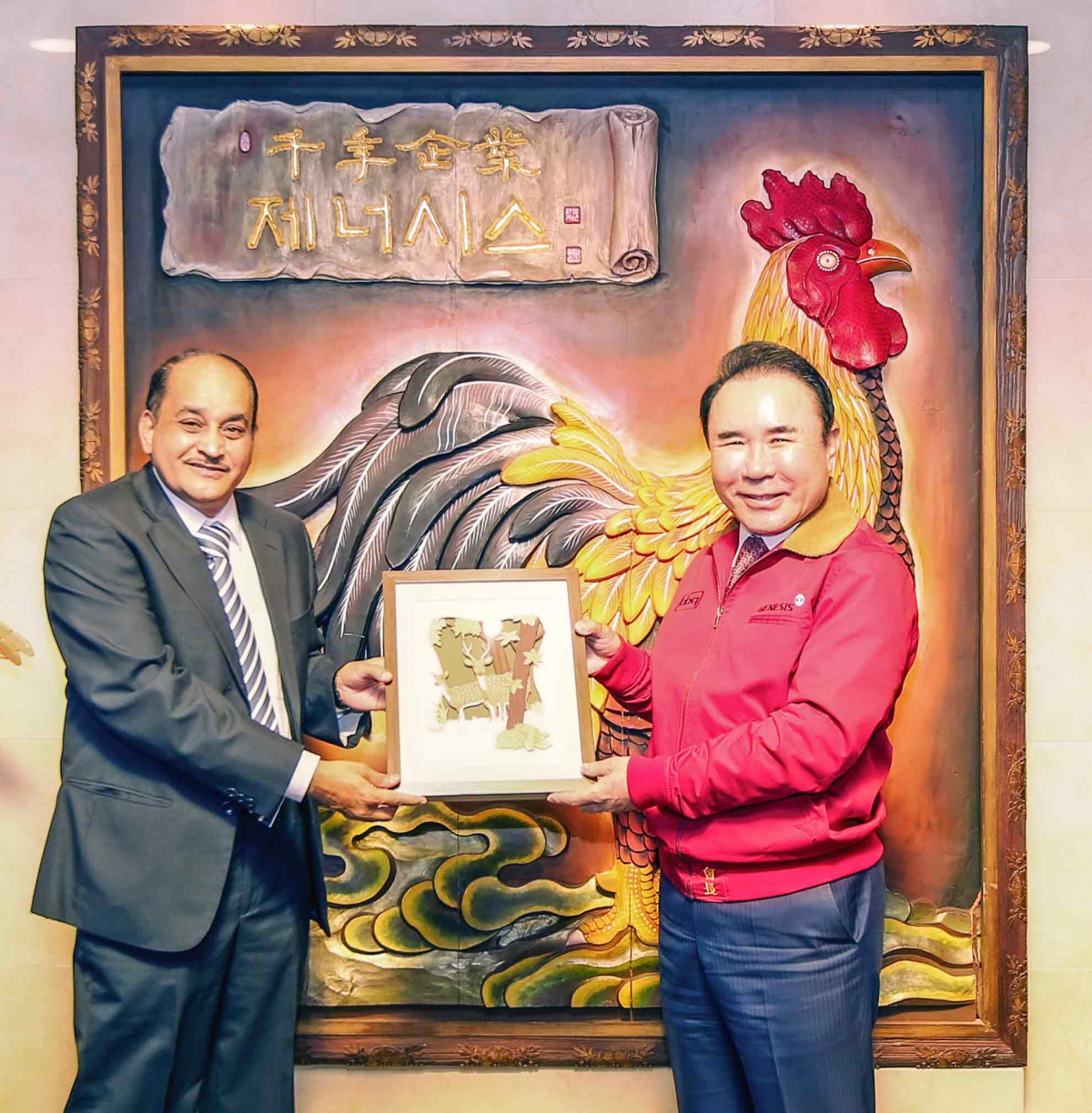 ▲제너시스BBQ 그룹 윤홍근 회장(오른쪽)과 라젠드라 자그델(Rajendra Jagdale) 인도과학기술혁신원 원장 (사진제공=제너시스BBQ)