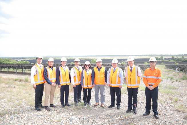 ▲대한민국 국회대표단이 고려아연 호주 자회사 SMC 부지에 설치된 124MW 규모의 태양광 발전소를 방문 후 기념촬영을 하고 있다. (왼쪽부터) 김구회 고려아연 ESG경영팀 팀장, 최주원 SMC CFO, 이주환 의원(국민의힘), 김기준 고려아연 지속가능경영 본부장, 송옥주 의원(더불어민주당), 이성채 썬메탈 CEO, 설훈 의원(더불어민주당), 김성원 의원(국민의힘), 최도강 썬메탈 담당.