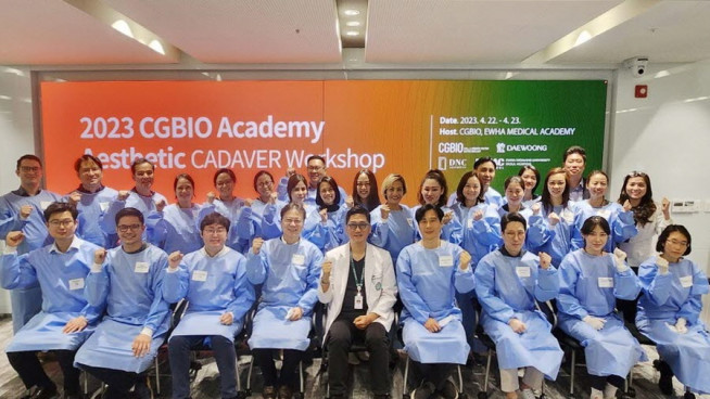 ▲2023 시지바이오 아카데미 에스테틱 위크에 참여한 의료진들이 기념 촬영을 하고 있다. (사진제공=시지바이오)