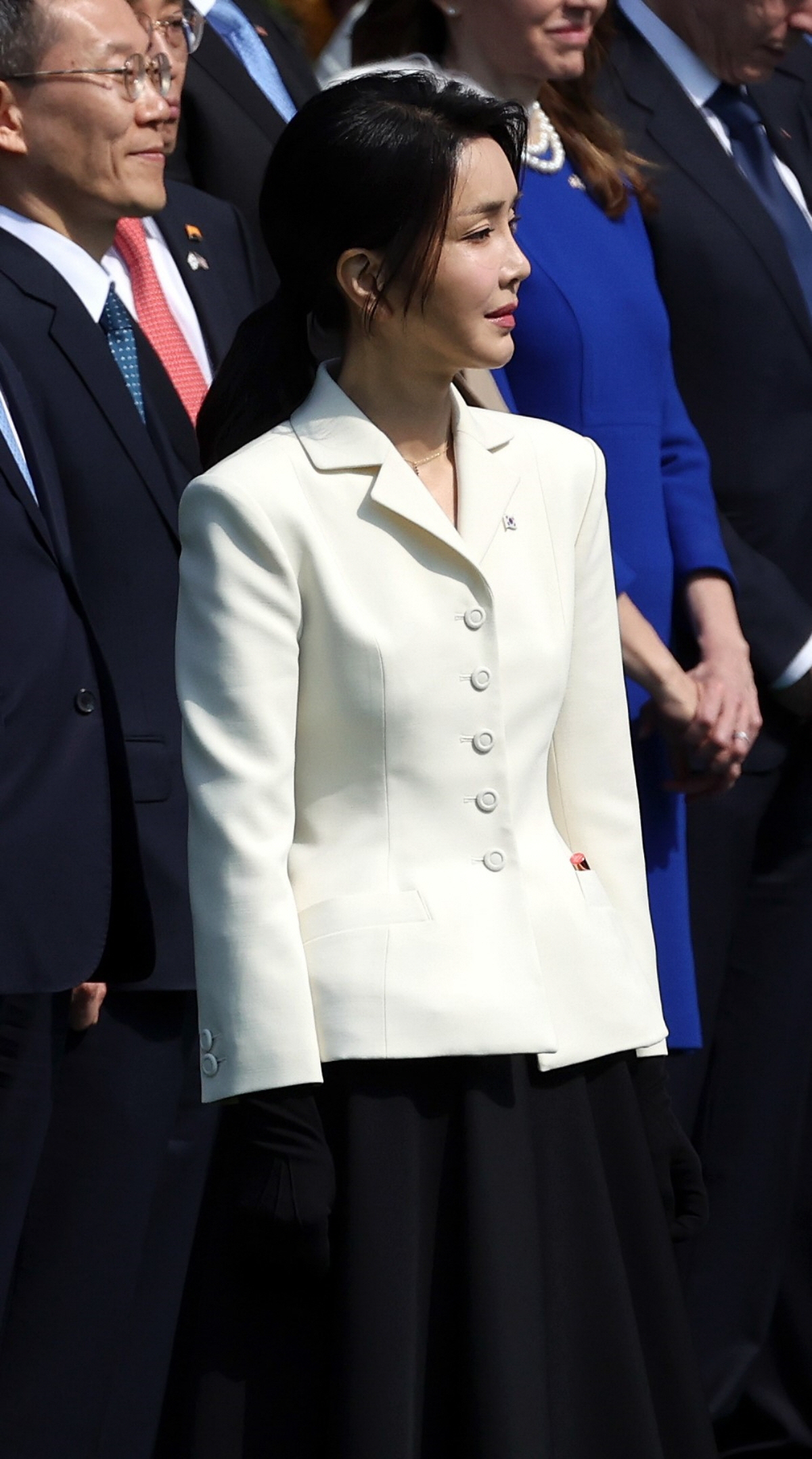 ▲미국을 국빈 방문한 윤석열 대통령의 부인 김건희 여사가 26일(현지시간) 워싱턴 D.C. 백악관 사우스론에서 조 바이든 미국 대통령의 부인 질 바이든 여사와 함께 공식 환영식을 지켜보고 있다. (연합뉴스)
