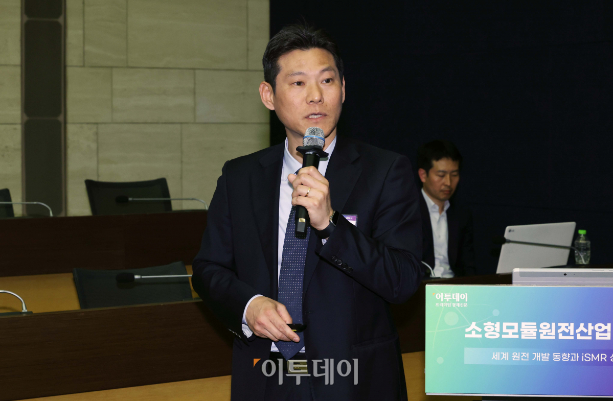 ▲김성중 한양대학교 원자력공학과 교수가 27일 서울 중구 대한상공회의소에서 열린 이투데이 ‘소형모듈원전산업’ 세미나에서 ‘기후위기 대응과 탄소중립 2050 달성을 위한 차세대 원자력의 역할’에 대해 발표하고 있다.  (사진=이투데이)