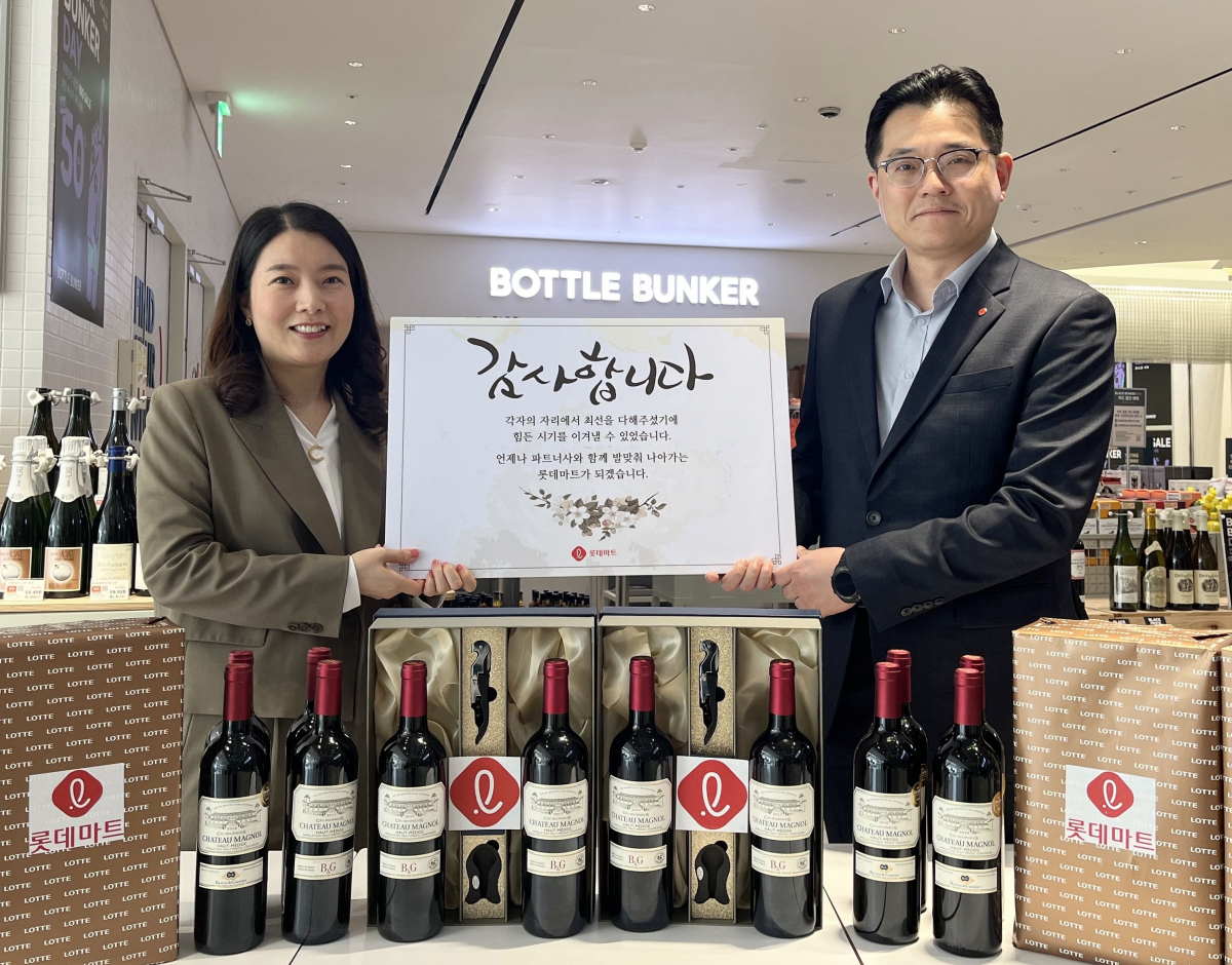 ▲28일 서울시 송파구 보틀벙커 제타플렉스점에서 근로자의날 기념 우수 파트너사 선물 증정식을 준비하고 있다. (사진제공=롯데쇼핑)