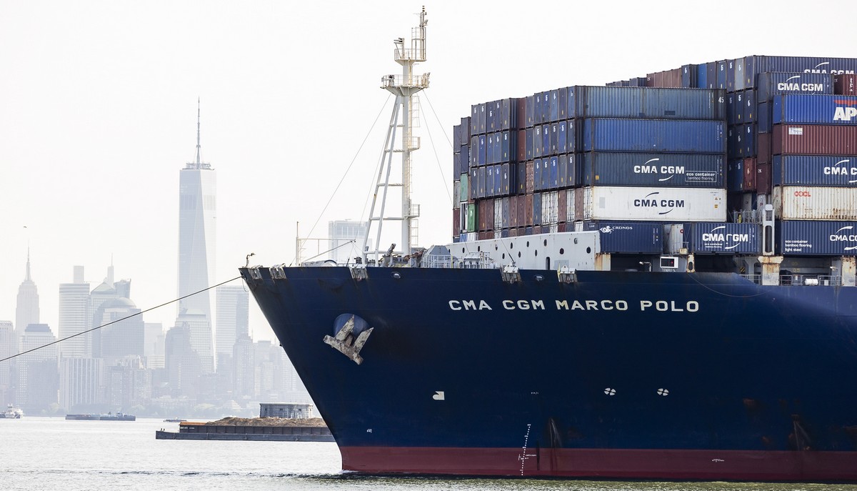 ▲미국 뉴욕항으로 향하는 대형 컨테이너선. (EPA/연합뉴스)