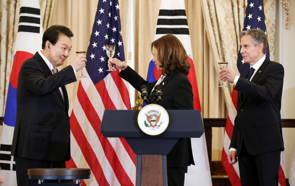 ▲미국을 국빈 방문 중인 윤석열 대통령이 27일(현지시간) 워싱턴DC 미 국무부에서 열린 국빈오찬에서 카멀라 해리스 미국 부통령과 건배하고 있다. (연합뉴스)