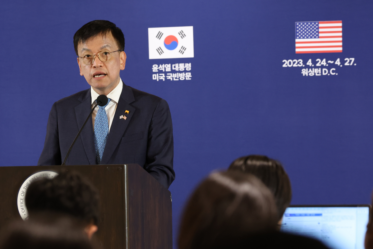 ▲윤석열 대통령의 미국 국빈 방문 이틀째인 25일(현지시간) 워싱턴DC 한국기자단 프레스센터에서 최상목 경제수석이 투자 유치 성과에 관해 브리핑하고 있다. (연합뉴스)