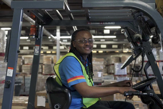 ▲CJ 로지스틱스 아메리카 직원이 지게차를 운행하고 있는 모습. (사진제공=CJ대한통운)