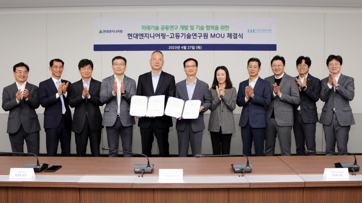 ▲한대희 현대엔지니어링 스마트기술센터장(왼쪽에서 여섯 번째)과 유영돈 고등기술연구원 플랜트본부장(왼쪽에서 다섯번 째)이 양사 간 건설 미래기술 교류 및 공동연구를 위한 업무협약을 체결한 뒤, 기념사진을 촬영하고 있다 (자료제공=현대엔지니어링)