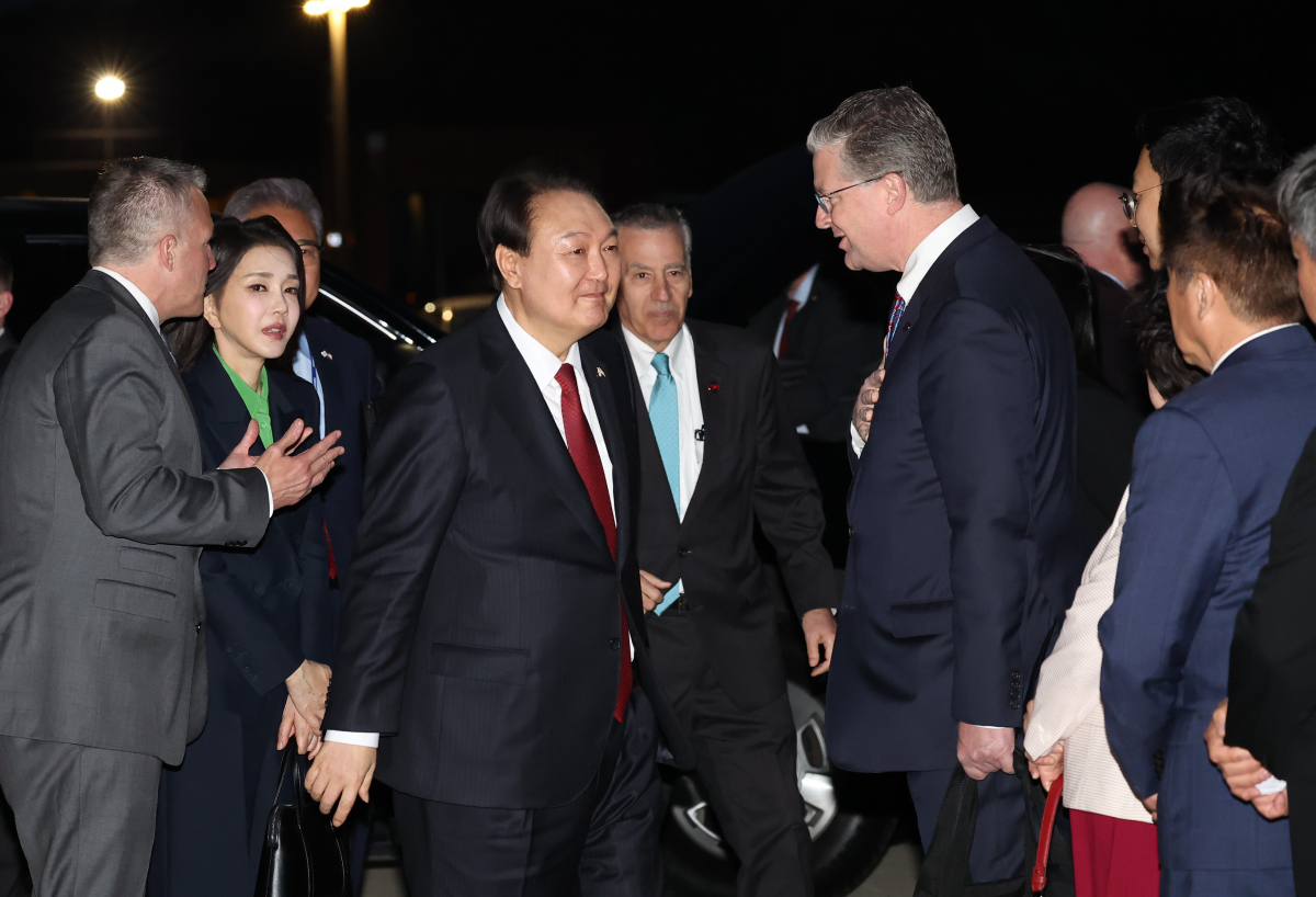 ▲미국을 국빈 방문 중인 윤석열 대통령과 김건희 여사가 27일(현지시간) 워싱턴DC 인근의 앤드루스 공군기지에서 보스턴으로 향하는 공군 1호기에 탑승하기 전 환송객들과 인사하고 있다. (연합뉴스)