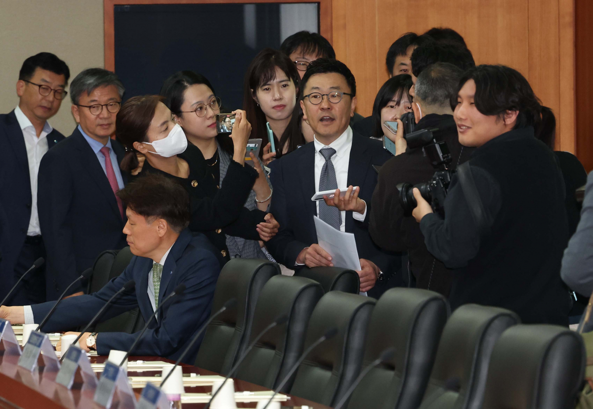 ▲황현순 키움증권 대표가 28일 서울 여의도 금융투자협회에서 열린 ‘금감원-증권사CEO 현안 간담회’에 참석하고 있다. 신태현 기자 holjjak@