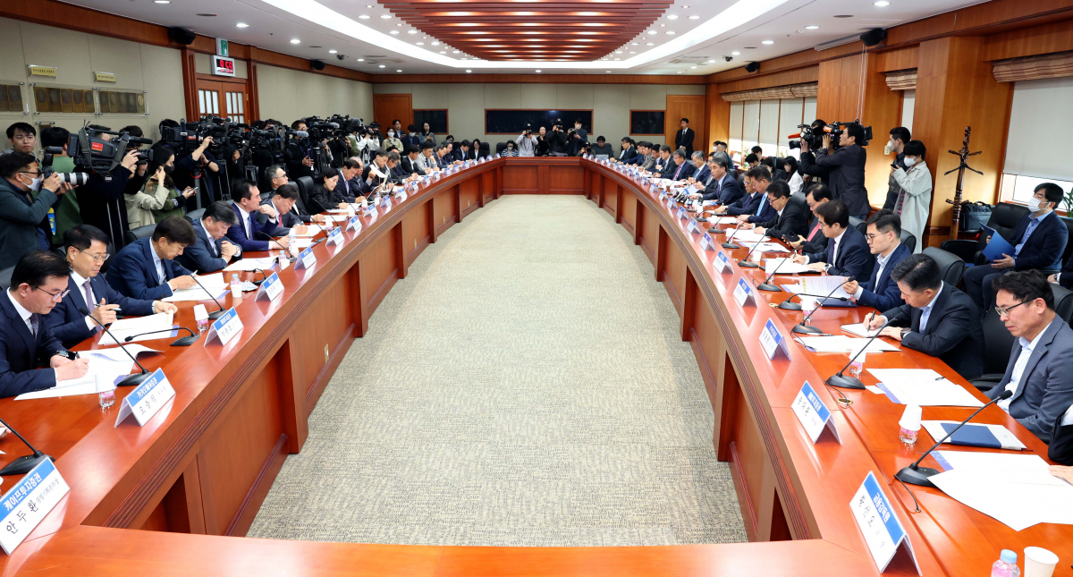 ▲함용일 금융감독원 부원장이 28일 서울 여의도 금융투자협회에서 열린 ‘금감원-증권사CEO 현안 간담회’에서 모두발언을 하고 있다. 신태현 기자 holjjak@