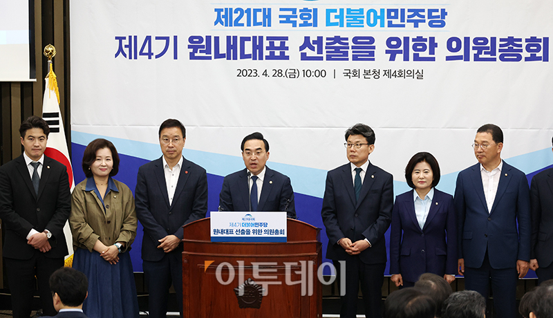 ▲3기 원내대표단과 인사하는 박홍근 원내대표. (고이란 기자 photoeran@)