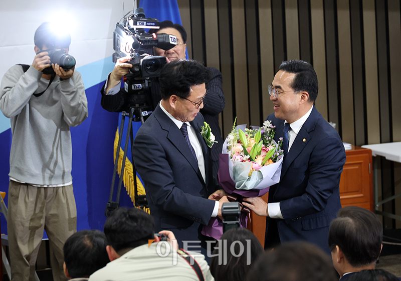 ▲박홍근 원내대표에게 수고의 꽃다발 전달하는 박광온(왼쪽) 당선인 (고이란 기자 photoeran@)