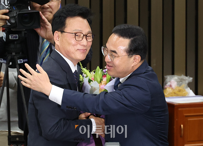 ▲포옹하는 박광온(왼쪽) 당선인과 박홍근 원내대표. (고이란 기자 photoeran@)
