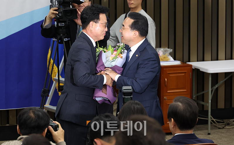 ▲대화하는 박광온(왼쪽) 당선인과 박홍근 원내대표. (고이란 기자 photoeran@)