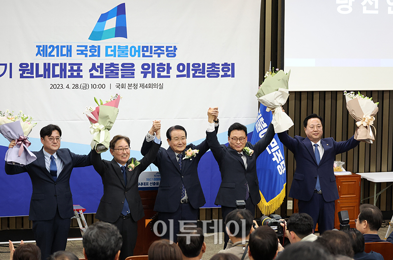 ▲왼쪽부터 홍익표 후보, 박범계 후보, 변재일 선관위원장, 박광온 당선인, 김두관 후보. (고이란 기자 photoeran@)