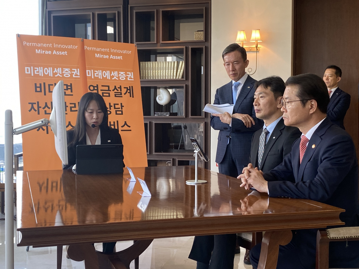 ▲이정식 고용노동부 장관, 이복현 금융감독원장, 최현만 미래에셋증권 회장이 퇴직연금상품 가입 시연을 듣고있다 (사진=미래에셋증권)