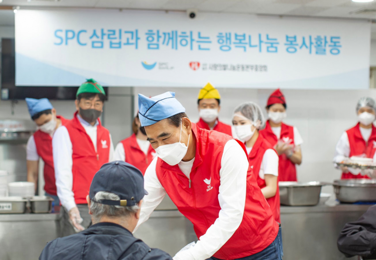 ▲28일 SPC삼립 황종현 대표이사와 임직원들이 서울 용산구에 위치한 ‘따스한채움터’에서 사랑의 빨간밥차 무료급식 봉사활동에 참여하고 있다. (사진제공=SPC삼립)