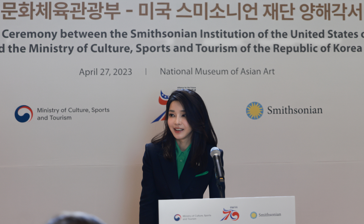 ▲미국을 국빈 방문한 윤석열 대통령의 부인 김건희 여사가 27일(현지시간) 워싱턴DC 국립아시아예술박물관에서 열린 문화체육관광부와 미국 스미스소니언재단간의 양해각서 체결식에서 인사말하고 있다. (연합뉴스)