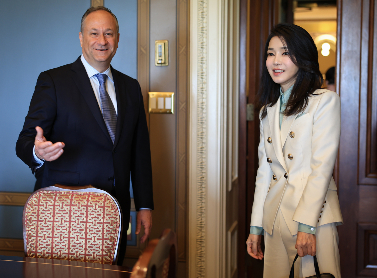 ▲미국을 국빈 방문한 윤석열 대통령의 부인 김건희 여사가 27일(현지시간) 워싱턴DC 국회의사당에서 윤 대통령의 미 의회 연설에 앞서 카멀라 해리스 부통령의 남편 더글러스 엠호프 부군과 만나 환담하고 있다. (연합뉴스)