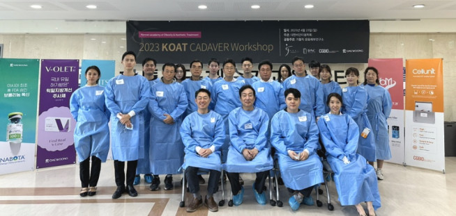 ▲2023 KOAT X DNC AESTHETICS 카데바 워크샵에 참가한 의료진들이 기념 촬영을 하고 있다. (사진제공=디엔씨)