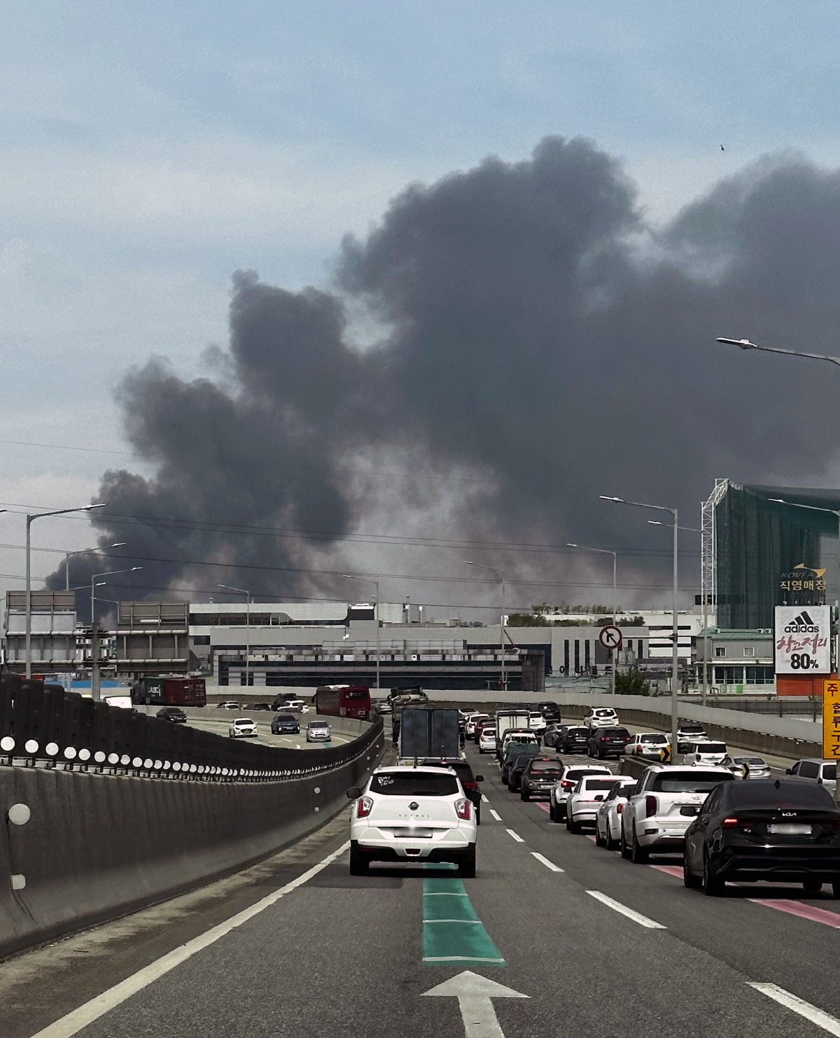 ▲28일 오후 인천시 계양구 귤현동 농원 비닐하우스에서 불이 나 검은 연기가 치솟고 있다. 이 불로 2명이 숨지고 비닐하우스 7개 동이 전소했다. (연합뉴스)