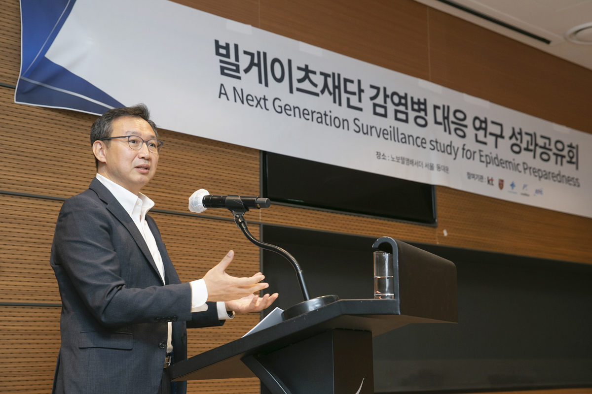 ▲임승혁 KT 헬스케어사업단장이 ‘감염병 대비를 위한 차세대 방역 연구’ 성과공유회에서 모바일 감시 체계를 주제로 발표하고 있다. (사진제공=KT)