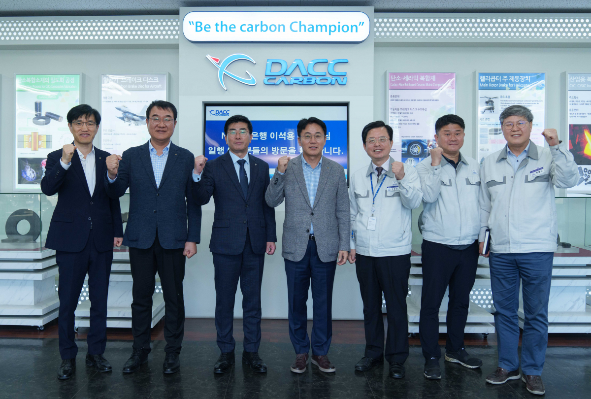 ▲이석용 NH농협은행장(왼쪽에서 4번째)과 우종인 데크카본 대표(왼쪽에서 5번째)가 기념 사진촬영을 하고 있다.