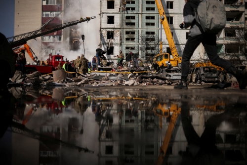 ▲러시아가 28일(현지시간) 새벽 우크라이나 도시 곳곳에 미사일을 퍼부어 건물이 붕괴됐다. 우마/로이터연합뉴스
