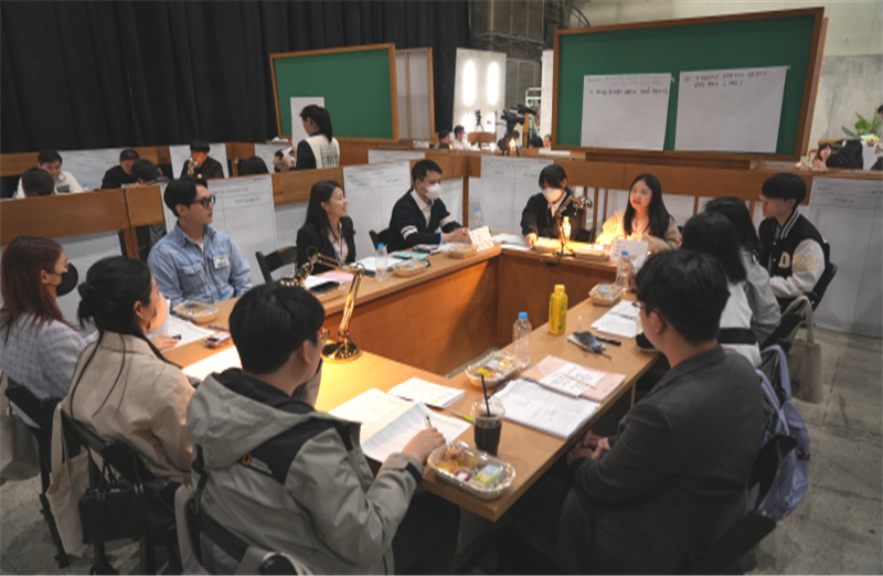 ▲22일부터 이틀간 서울 여의도 KBS 스튜디오 별관에서 개최된 ‘2023년 청출어람단 저출산 정책제안 청년 토론회’에서 청년들이 분임별 토의를 진행하고 있다. (사진제공=저출산·고령사회위원회)