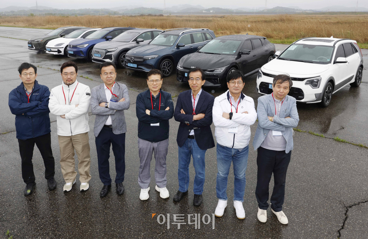 ▲‘2023 대한민국 스마트 EV 대상’ 실차 시승평가가 열린 29일 경기 화성시 한국교통안전공단 자동차안전연구원에서 심사위원단이 시승평가에 앞서 기념촬영을 하고 있다. 사진 왼쪽부터 최회명 가천대 교수, 김종찬 국민대 교수, 손영욱 한국자동차연구원 본부장, 박용성 한국ESS산업진흥회 고문, 민경덕 한국자동차공학회장, 김유탁 한국자동차공학회 전기차분과 기술이사, 도영민 두원공대 교수. 이투데이가 주최하는 ‘2023 대한민국 스마트 EV 대상’은 국산차 및 수입차 업계에서 선보인 순수 전기차를 대상으로 관련 학계의 석학들이 평가항목에 따라 경쟁력을 갖춘 전기차를 선정해 시상하는 자리다. 조현호 기자 hyunho@