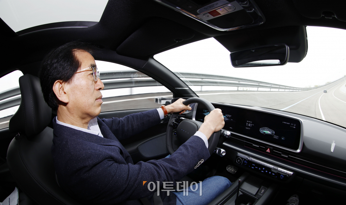 ▲‘2023 대한민국 스마트 EV 대상’ 실차 시승평가가 열린 29일 경기 화성시 한국교통안전공단 자동차안전연구원에서 심사위원단이 시승평가를 하고 있다. 이투데이가 주최하는 ‘2023 대한민국 스마트 EV 대상’은 국산차 및 수입차 업계에서 선보인 순수 전기차를 대상으로 관련 학계의 석학들이 평가항목에 따라 경쟁력을 갖춘 전기차를 선정해 시상하는 자리다. 조현호 기자 hyunho@