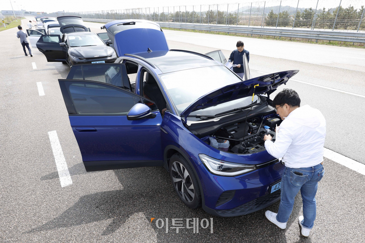 ▲‘2023 대한민국 스마트 EV 대상’ 실차 시승평가가 열린 29일 경기 화성시 한국교통안전공단 자동차안전연구원에서 심사위원단이 시승평가를 하고 있다. 이투데이가 주최하는 ‘2023 대한민국 스마트 EV 대상’은 국산차 및 수입차 업계에서 선보인 순수 전기차를 대상으로 관련 학계의 석학들이 평가항목에 따라 경쟁력을 갖춘 전기차를 선정해 시상하는 자리다. 조현호 기자 hyunho@