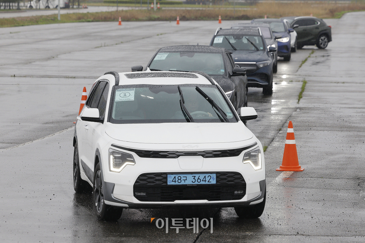 ▲‘2023 대한민국 스마트 EV 대상’ 실차 시승평가가 열린 29일 경기 화성시 한국교통안전공단 자동차안전연구원에서 심사위원단이 시승평가를 하고 있다. 이투데이가 주최하는 ‘2023 대한민국 스마트 EV 대상’은 국산차 및 수입차 업계에서 선보인 순수 전기차를 대상으로 관련 학계의 석학들이 평가항목에 따라 경쟁력을 갖춘 전기차를 선정해 시상하는 자리다. 조현호 기자 hyunho@