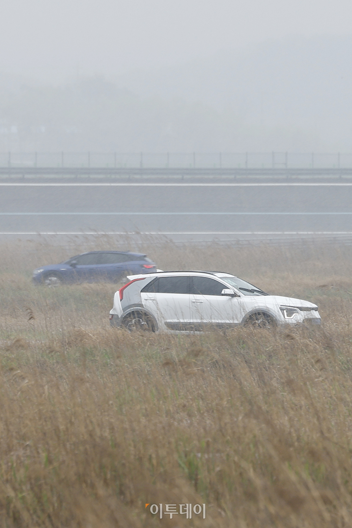 ▲‘2023 대한민국 스마트 EV 대상’ 실차 시승평가가 열린 29일 경기 화성시 한국교통안전공단 자동차안전연구원에서 심사위원단이 시승평가를 하고 있다. 이투데이가 주최하는 ‘2023 대한민국 스마트 EV 대상’은 국산차 및 수입차 업계에서 선보인 순수 전기차를 대상으로 관련 학계의 석학들이 평가항목에 따라 경쟁력을 갖춘 전기차를 선정해 시상하는 자리다. 조현호 기자 hyunho@