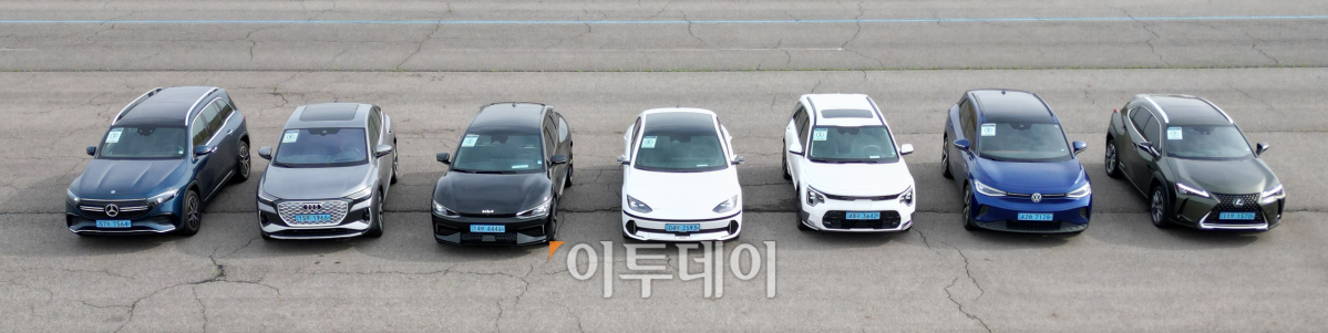 ▲‘2023 대한민국 스마트 EV 대상’ 실차 시승평가가 열린 29일 경기 화성시 한국교통안전공단 자동차안전연구원에 스마트 EV가 정차돼 있다. 이투데이가 주최하는 ‘2023 대한민국 스마트 EV 대상’은 국산차 및 수입차 업계에서 선보인 순수 전기차를 대상으로 관련 학계의 석학들이 평가항목에 따라 경쟁력을 갖춘 전기차를 선정해 시상하는 자리다. 조현호 기자 hyunho@