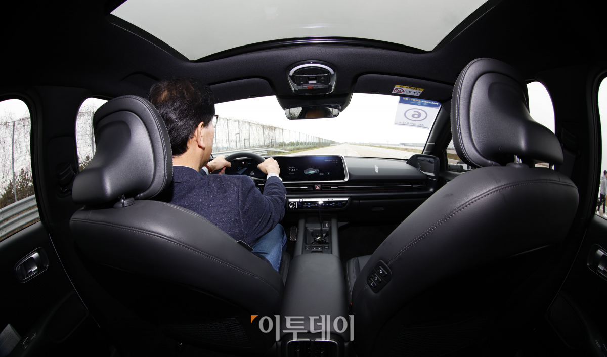 ▲‘2023 대한민국 스마트 EV 대상’ 실차 시승평가가 열린 29일 경기 화성시 한국교통안전공단 자동차안전연구원에서 심사위원단이 시승평가를 하고 있다. 이투데이가 주최하는 ‘2023 대한민국 스마트 EV 대상’은 국산차 및 수입차 업계에서 선보인 순수 전기차를 대상으로 관련 학계의 석학들이 평가항목에 따라 경쟁력을 갖춘 전기차를 선정해 시상하는 자리다. 조현호 기자 hyunho@