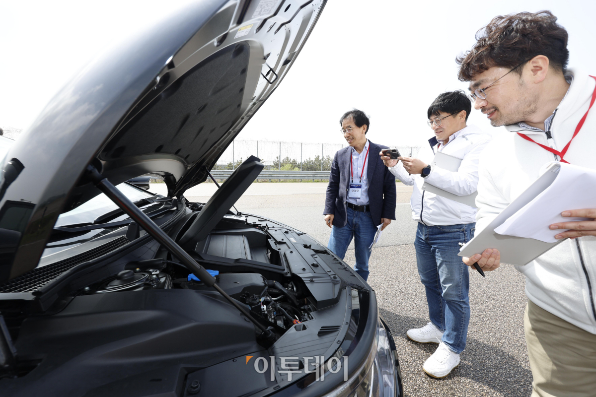 ▲‘2023 대한민국 스마트 EV 대상’ 실차 시승평가가 열린 29일 경기 화성시 한국교통안전공단 자동차안전연구원에서 심사위원단이 시승평가를 하고 있다. 이투데이가 주최하는 ‘2023 대한민국 스마트 EV 대상’은 국산차 및 수입차 업계에서 선보인 순수 전기차를 대상으로 관련 학계의 석학들이 평가항목에 따라 경쟁력을 갖춘 전기차를 선정해 시상하는 자리다. 조현호 기자 hyunho@