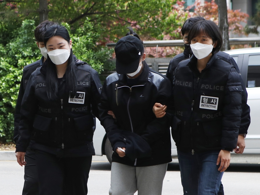 ▲ 생후 40일 된 아들을 방바닥에 떨어뜨리고도 수일간 방치해 숨지게 한 혐의를 받는 A(24·여) 씨가 30일 오후 구속 전 피의자 심문(영장실질심사)을 받기 위해 인천시 미추홀구 인천지법으로 들어서고 있다. (연합뉴스)