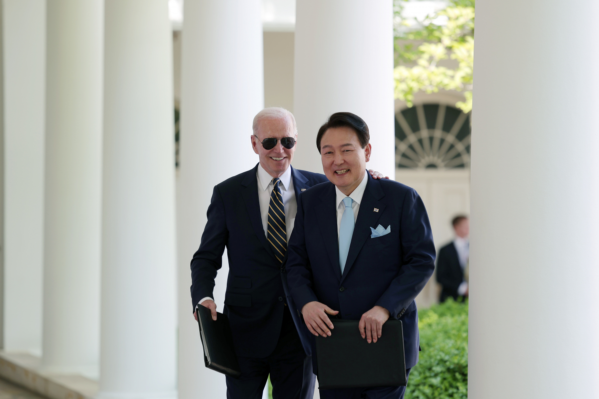 ▲미국을 국빈 방문한 윤석열 대통령과 조 바이든 미국 대통령이 26일(현지시간) 워싱턴DC 백악관 로즈가든에서 열린 공동 기자회견장에 들어서는 모습. (용산 대통령실 제공)