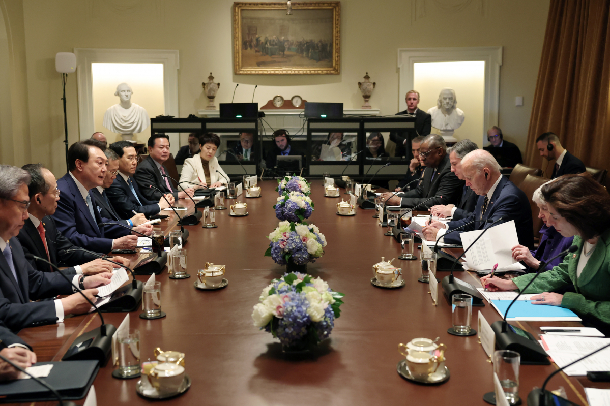 ▲미국을 국빈 방문한 윤석열 대통령이 26일(현지시간) 워싱턴DC 백악관 오벌 오피스에서 열린 한미 정상 확대회담이 열렸다. (사진제공=대통령실)