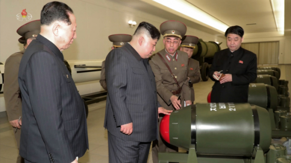 ▲북한 김정은 국무위원장이 지난달 27일 핵무기병기화사업을 지도하고 핵반격작전계획과 명령서를 검토하고 있다. 연합뉴스