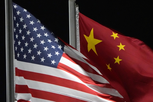 ▲중국 허베이성 장자커우에서 미국과 중국 국기가 보인다. 장자커우(중국)/AP연합뉴스
