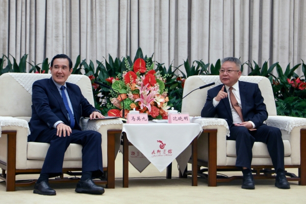▲마잉주(왼쪽) 전 대만 총통이 1일 중국 창사에서 선샤오밍 후난성 당서기와 회담하고 있다. 창사(중국)/AFP연합뉴스 
