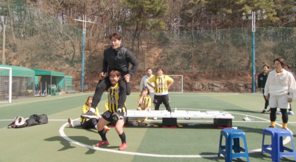 ▲김종국 목말 태운 김혜선(사진제공=SBS)