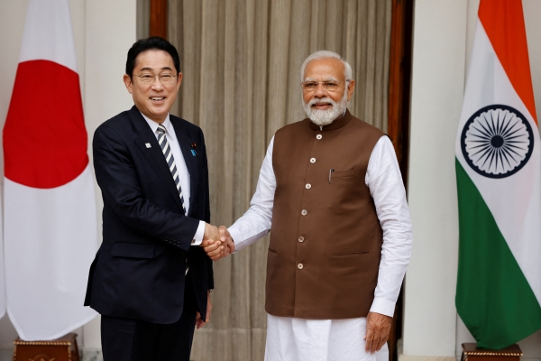 ▲기시다 후미오(왼쪽) 일본 총리가 3월 20일(현지시간) 뉴델리에서 나렌드라 모디 인도 총리를 만나 악수하고 있다. 뉴델리/로이터연합뉴스
