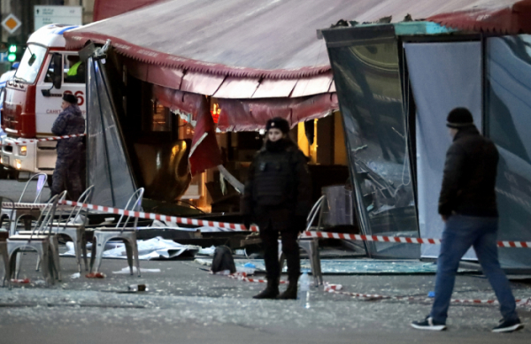▲러시아 상트페테르부르크 한 카페에서 2일(현지시간) 폭발이 발생한 가운데, 사고 현장 주변을 경찰이 둘러싸고 있다. 상트페테르부르크(러시아)/EPA연합뉴스